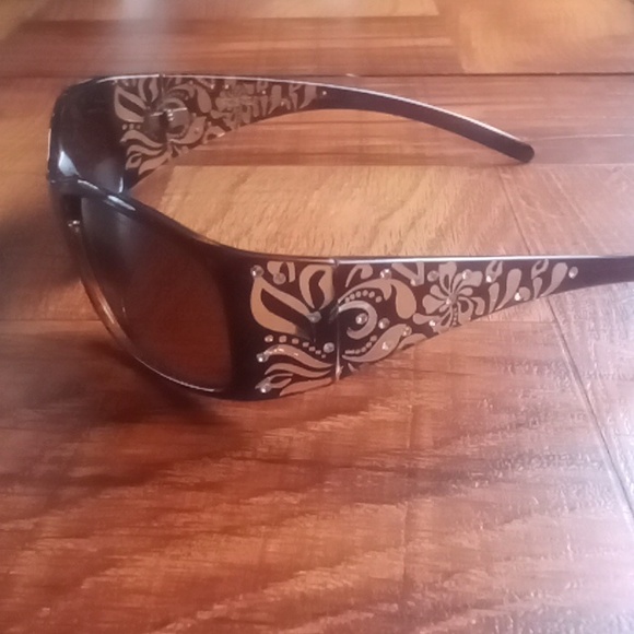 Sunglasses - Picture 3 of 4